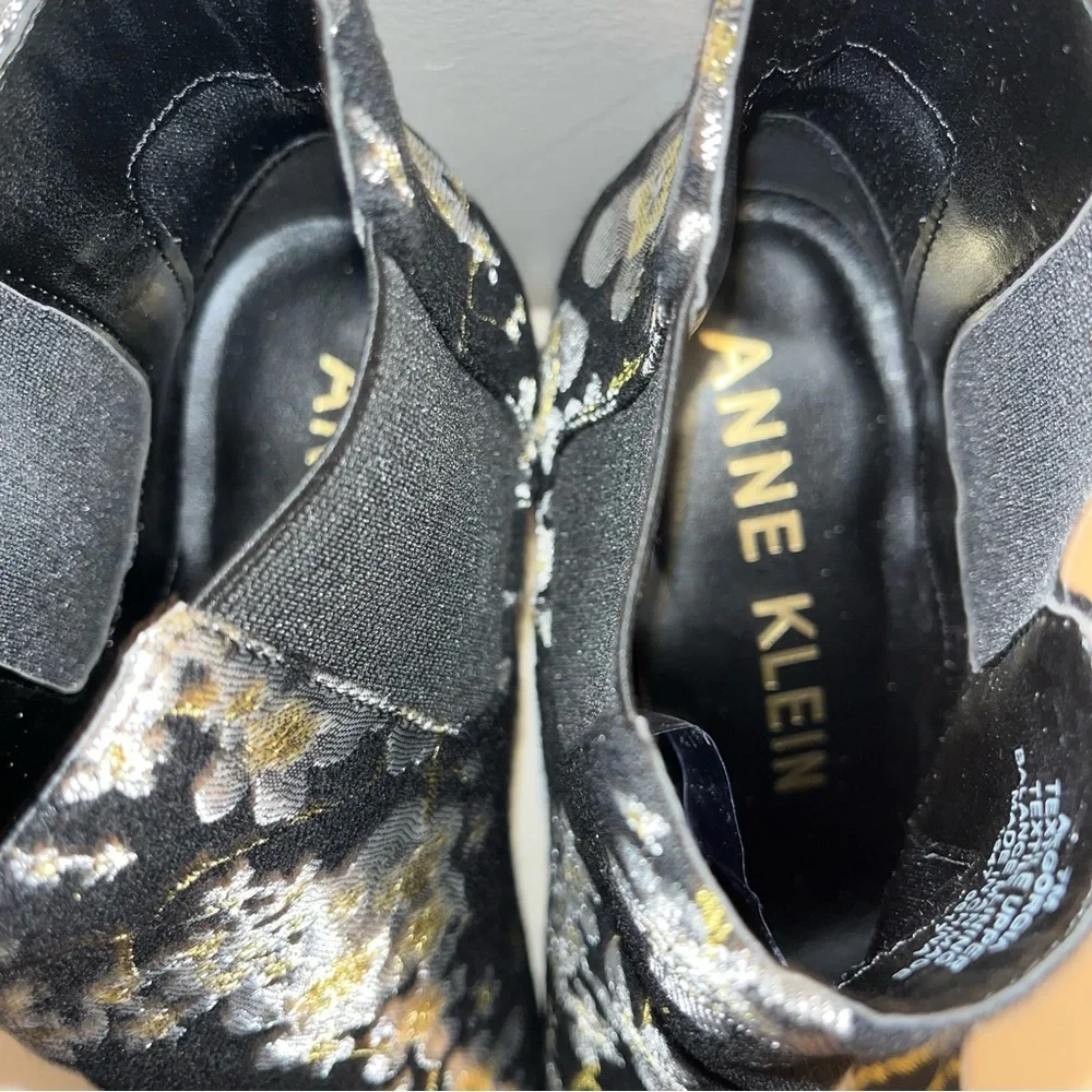 NWT/NIB Anne Klein Akgorgia slip on ankle boots size 7. Silver & gold flowers - Picture 13 of 14